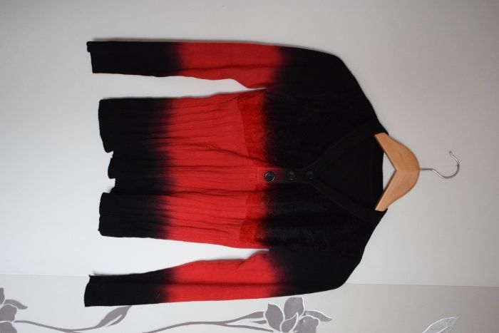 Czarno-czerwony sweter