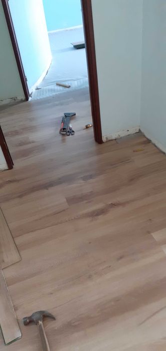 Aplicador piso flutuante e pavimento vinilico