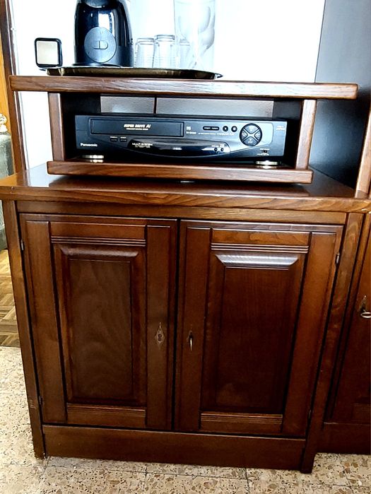 Móvel de tv com lateral, em madeira maciça de cerejeira