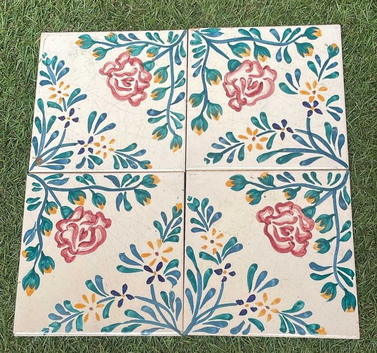 Azulejos antigos pintados à mão motivo floral