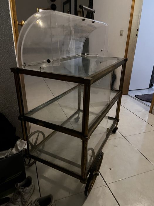 Carrinho de sobremessas em latão