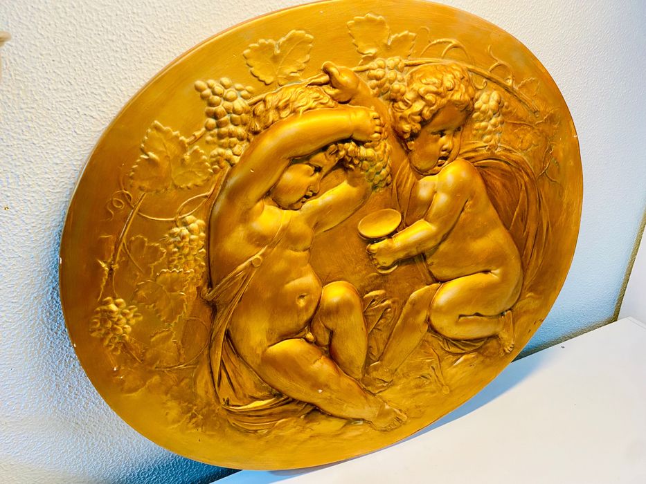 Painel antigo em gesso dourado