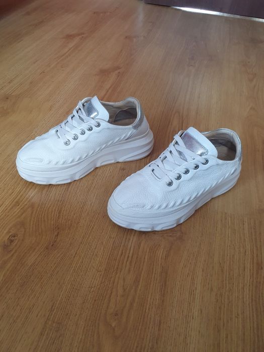 Białe sneakersy Saway