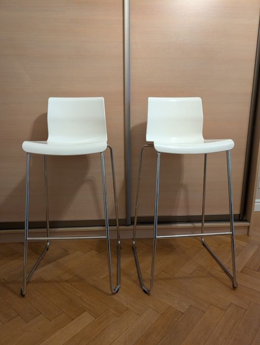 Dwa białe hokery 75cm