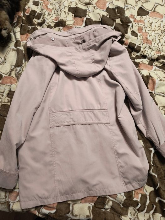 Нова. Жіноча курточка, вітровка