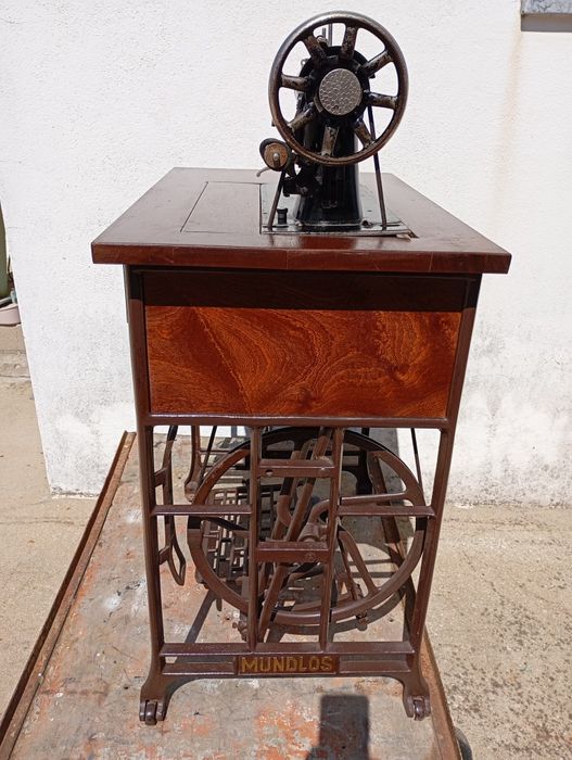 Máquina costura marca Mundlos muito antiga