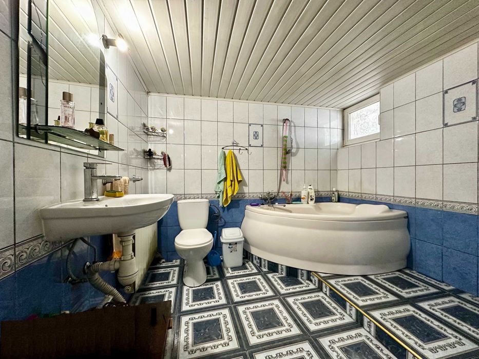 Продається просторий цегляний будинок поруч з м.Дрогобич