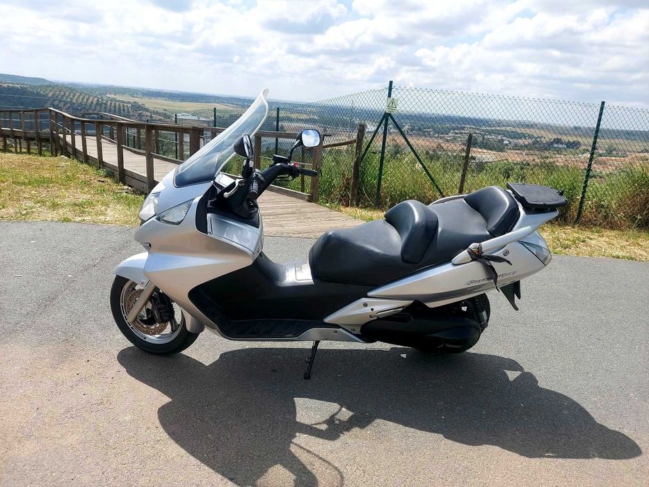 Honda Silver Wing 600 com 21.336 km e revisão feita
