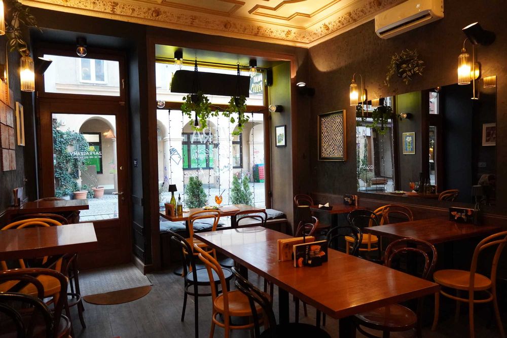 Urządzona restauracja włoska wraz z ogródkiem, przekazanie umowy najmu