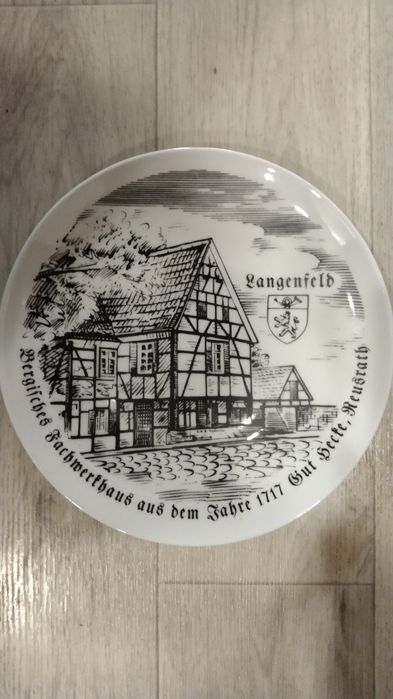 Вазы фруктовницы,тарелки.