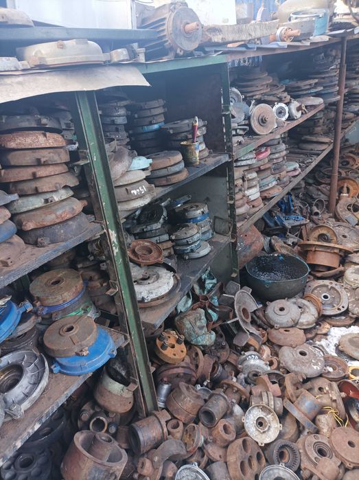 Запчастини на електродвигуни, редуктори, шківи, муфти, зірочки.