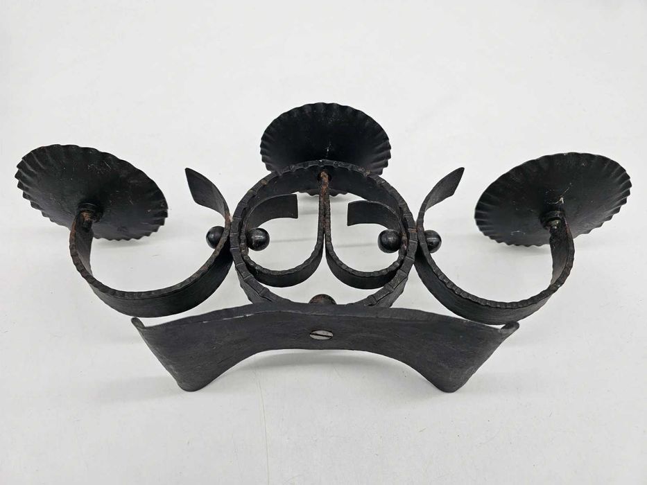 Kuty świecznik na 4 świece – klasyczna metaloplastyka