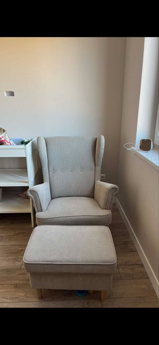 Fotel Uszak Ikea z podnozkiem