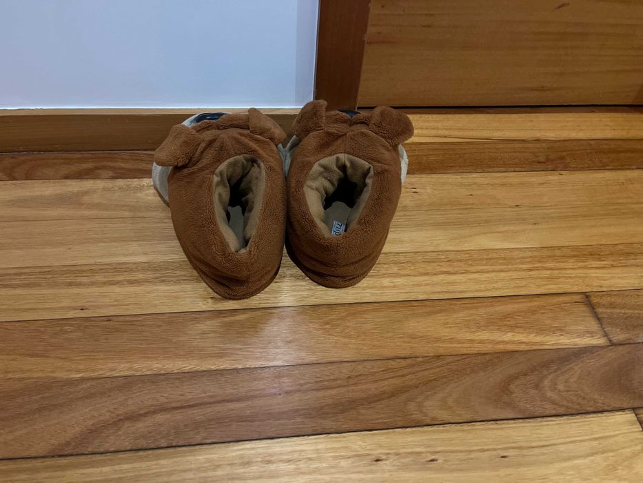 Pantufas em forma de cão