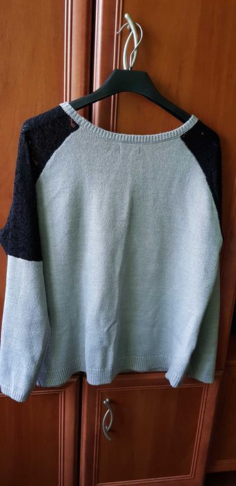 Sweter damski szary z czarna koronką