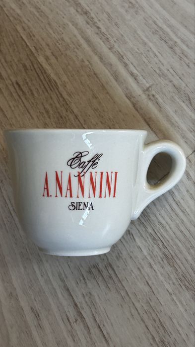 Chávenas de café e pires