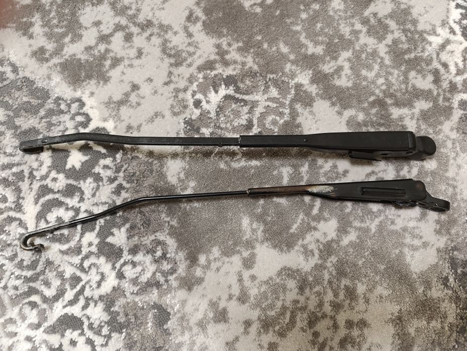 Продам рычаг-поводок стеклоочистителя лобового стекла на Пежо 405