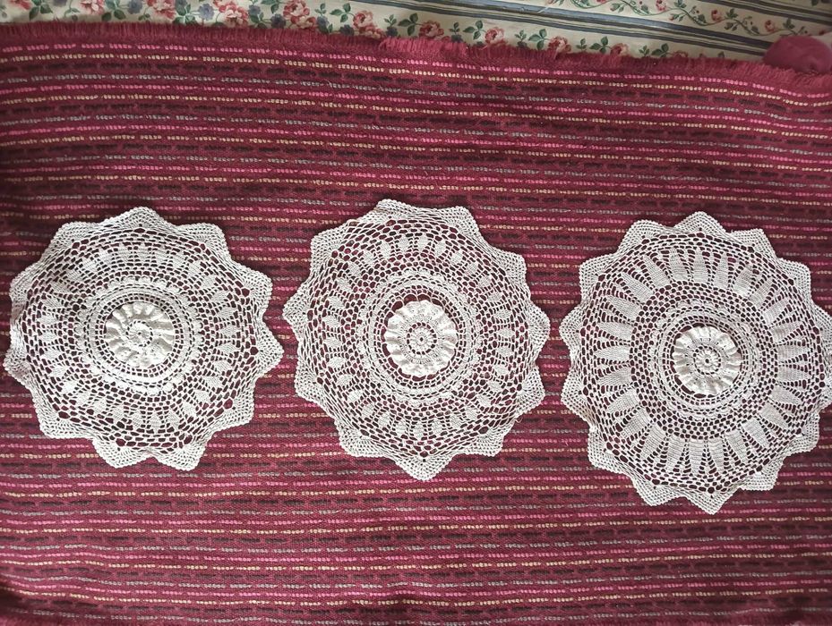 Conj. 3 Naperons Renda Crochet brancos formato flores