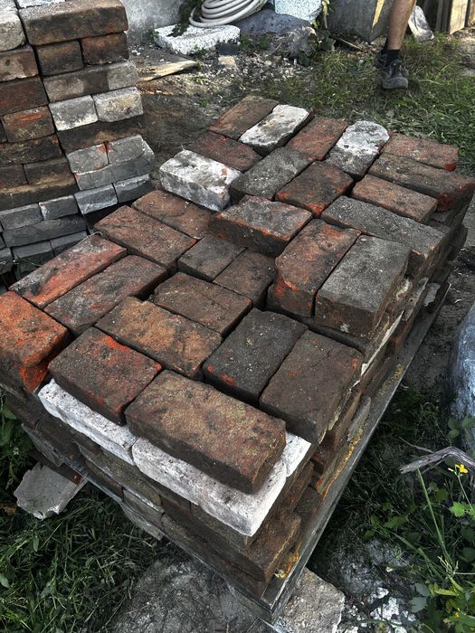 Cegla z rozbiórki wyczyszczona jak z cegielni