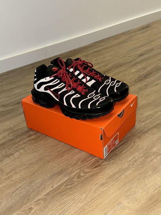 Nike tn pretas e vermelhas.