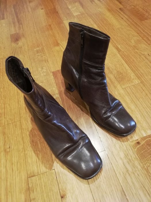 Botas em pele castanhas