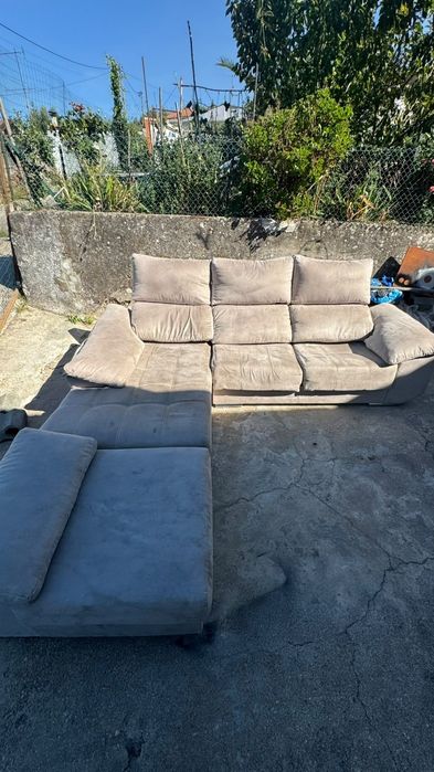 Sofá Chaiselongue Canto em Tecido Bege / Cinza Claro (Com Assentos Extensíveis)