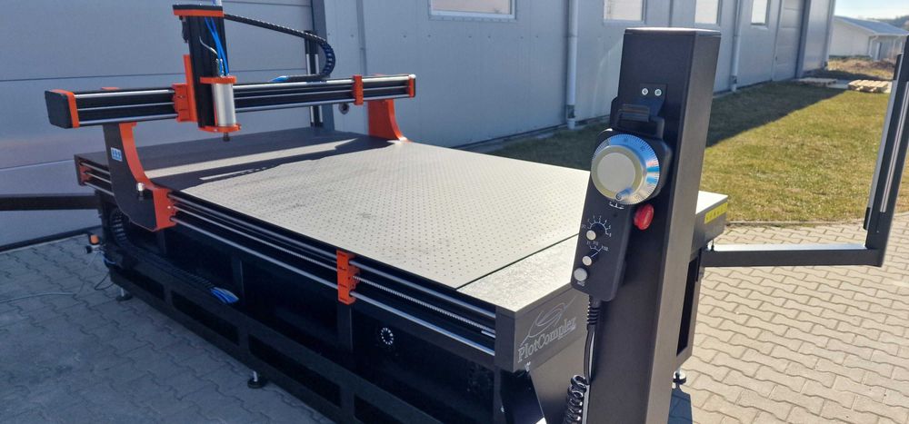 Ploter frezujący CNC BlackMill 1624 – frezarka do drewna i plexi