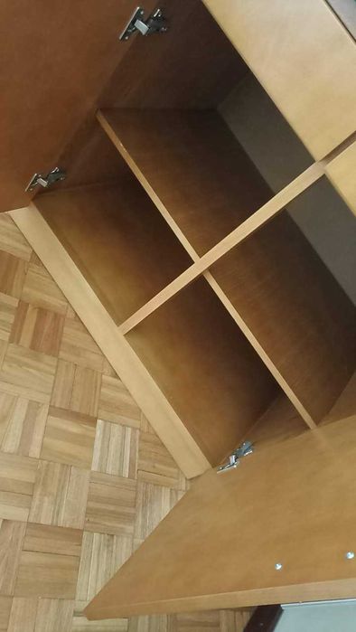 Armário de madeira maciça e puxadores modernos