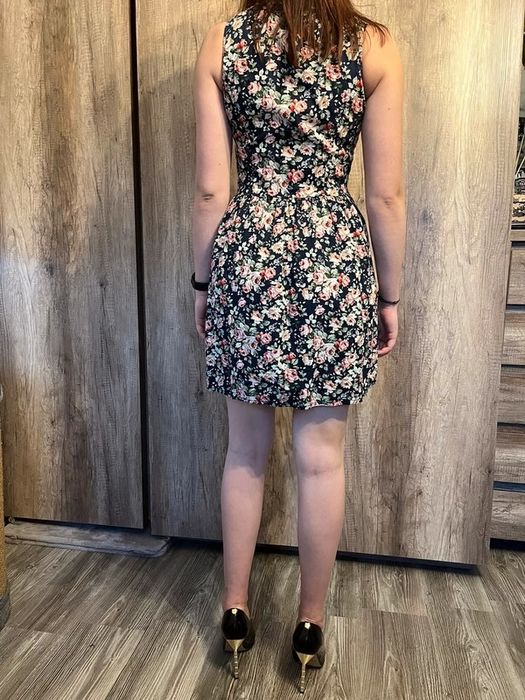 Sukienka w kwiaty rozkloszowana S zamek