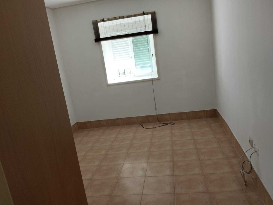 Moradia T4 - garagem e jardim
