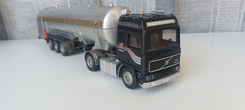 Camião Volvo escala 1/50