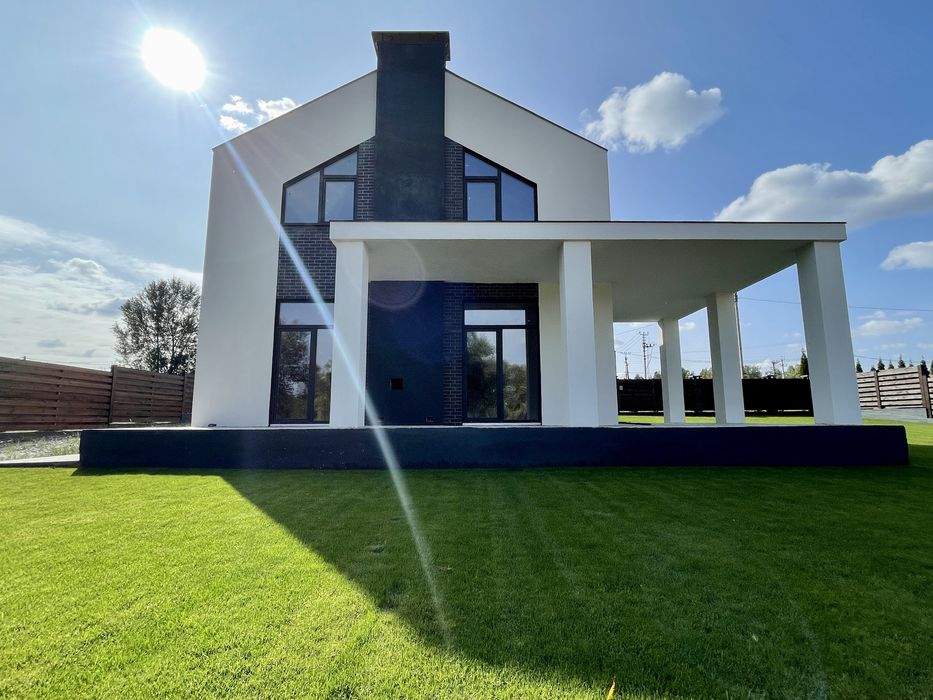 Будинок з терасою біля озера неподалік Бучанського парку