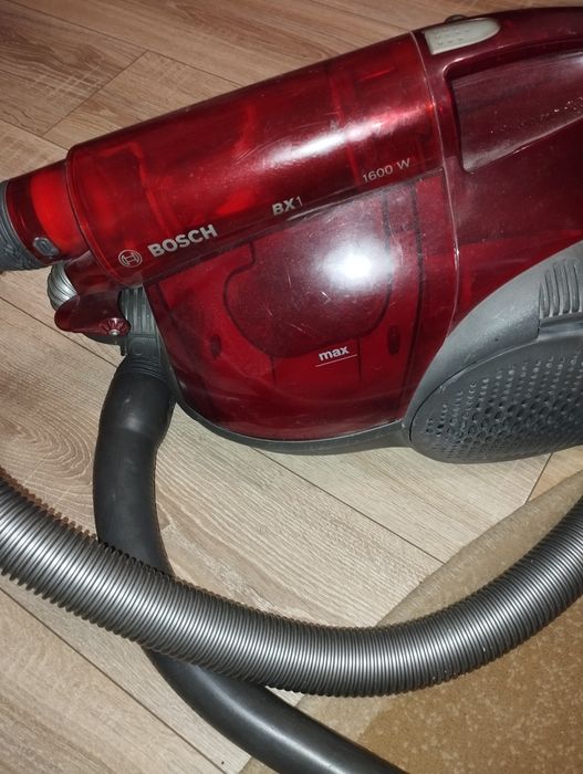 Пилосос в гарному стані повністю комплектний і справний.BOCHБ !!!