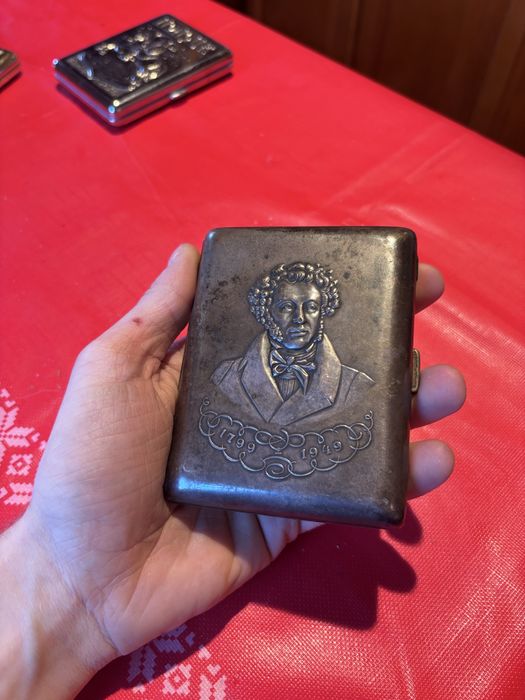 Ciekawa posrebrzana papierośnica