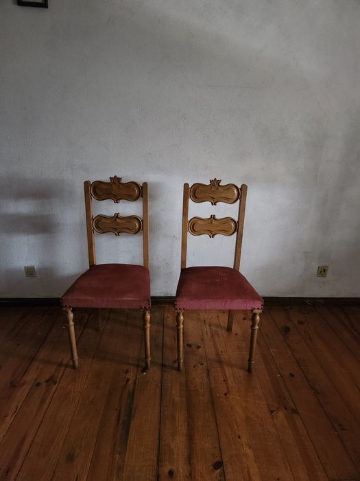 “Conjunto de móveis antigos em madeira maciça – cómoda + 2 cadeiras
