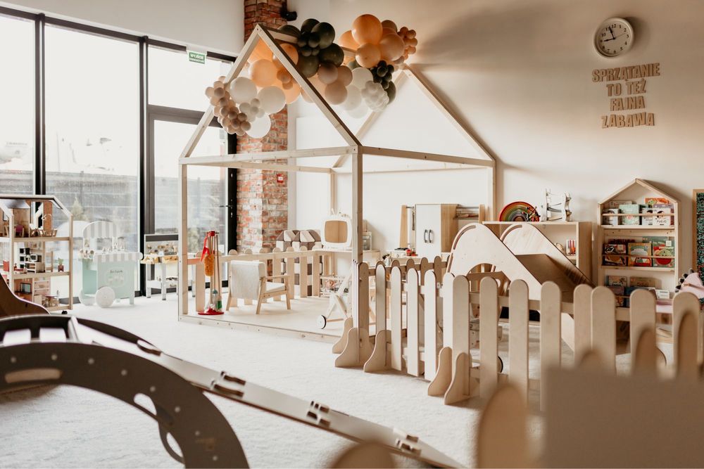 Duży drewniany domek plac zabaw