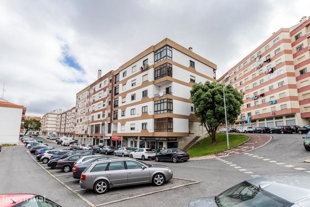 Apartamento T2 c/ Varanda em Agualva, Sintra