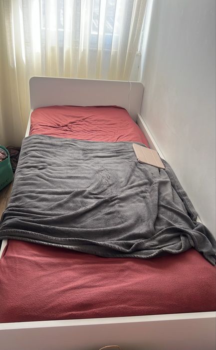 Cama e dupla solteiro e uma cómoda