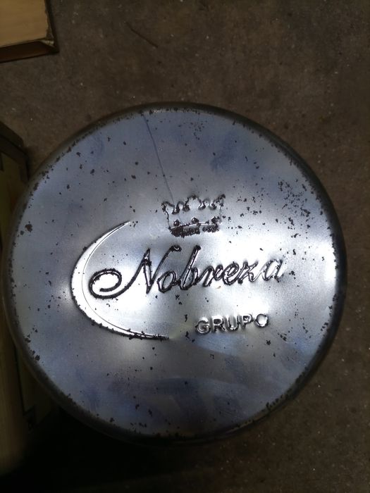 Conjunto de latas antigas