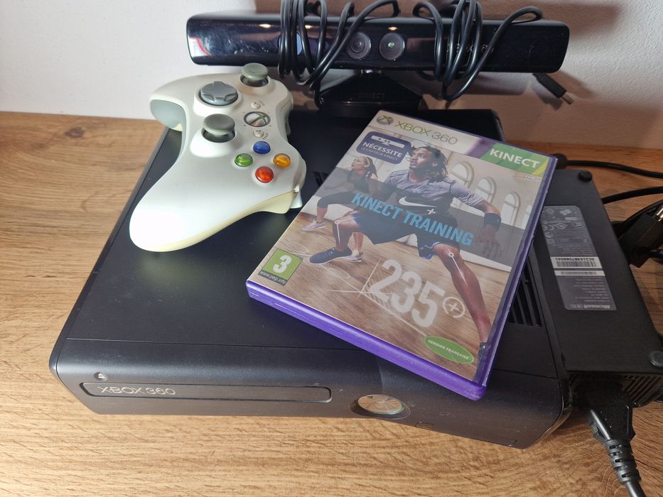 Konsola xbox 360 z padem kinectem i grą