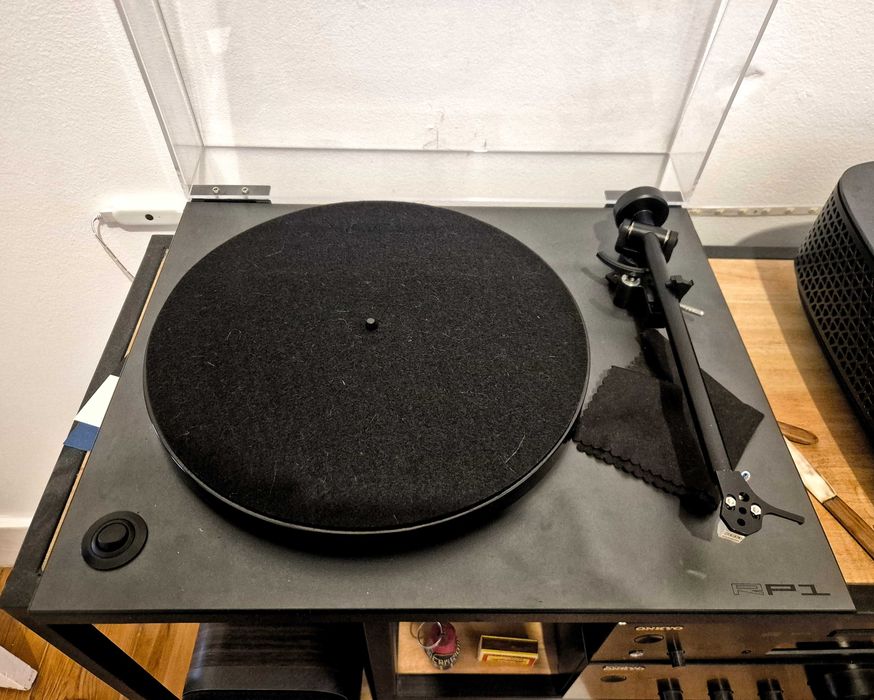 Gira-Discos Rega Planar 1 (2016) com cabeça Rega Carbon