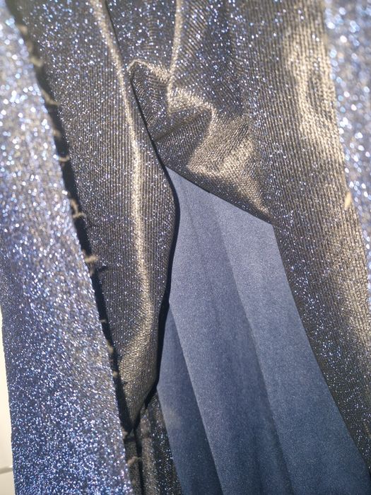 Granatowa błyszcząca sukienka balowa, wieczorowa