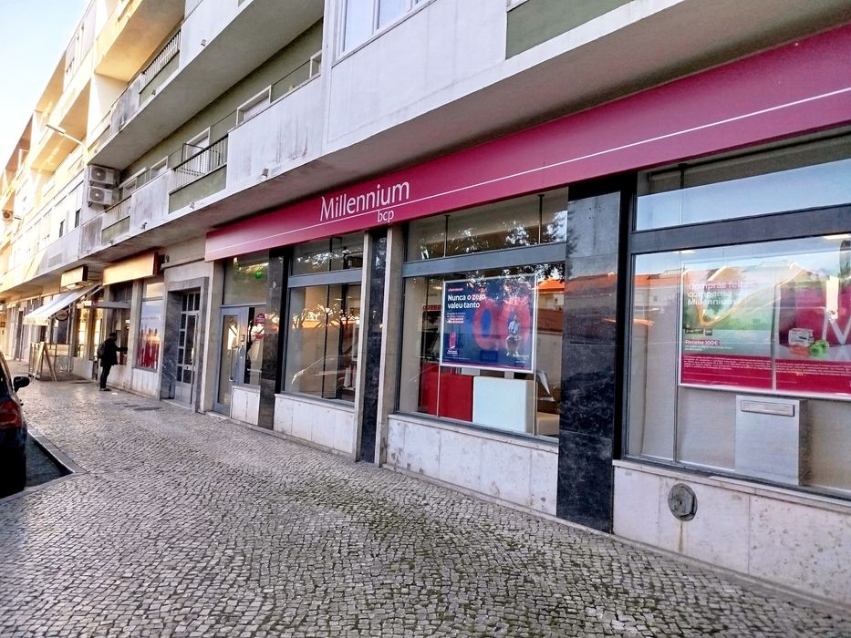 Loja às portas de Lisboa ( Damaia de cima) Amadora, Águas Livres