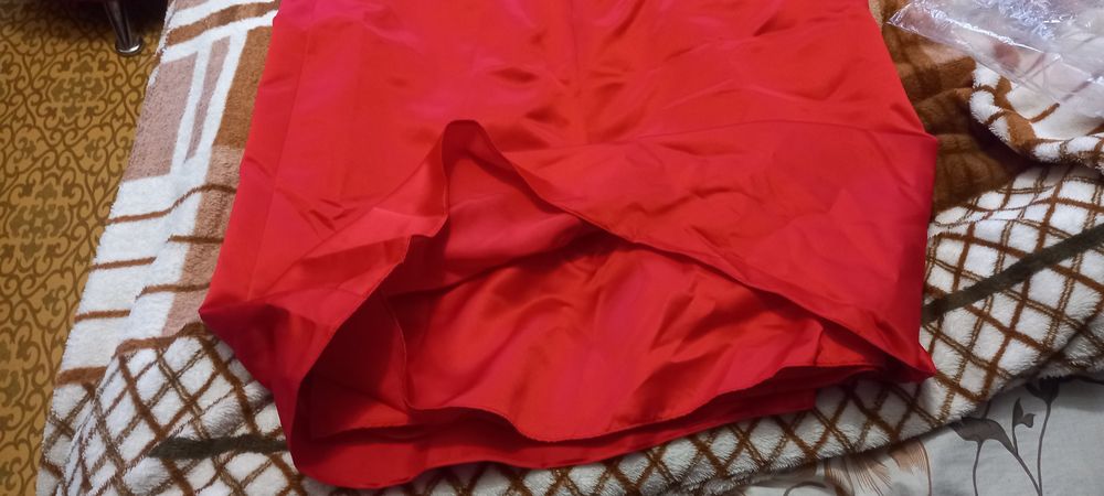 Платье красное, атлас.