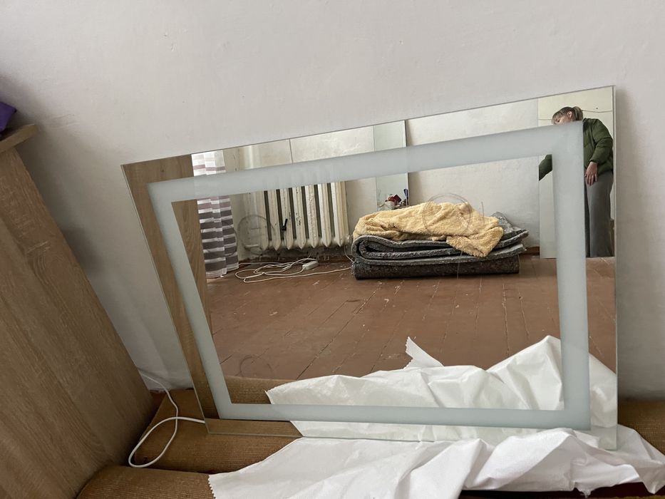 Дзеркало з підсвіткою( не працює)