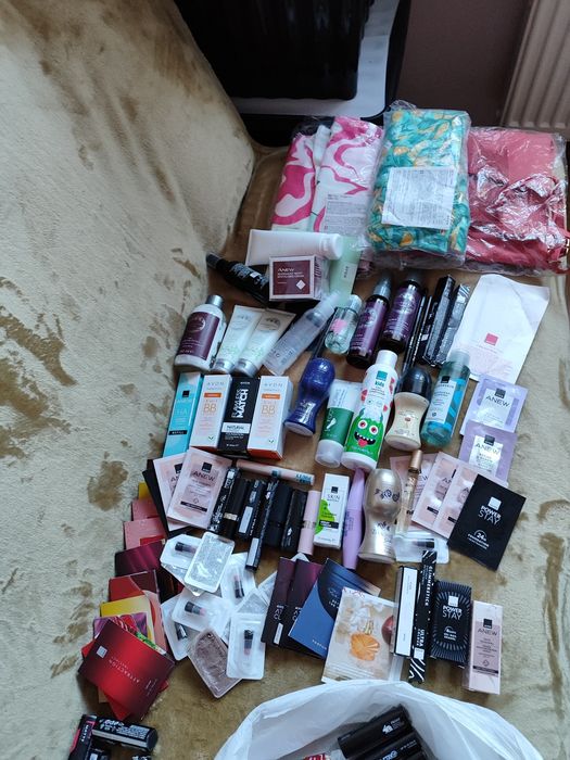 Zestaw kosmetyków avon 45 szt plus gratis
