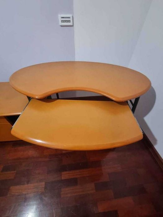 Secretária com gavetas de apoio