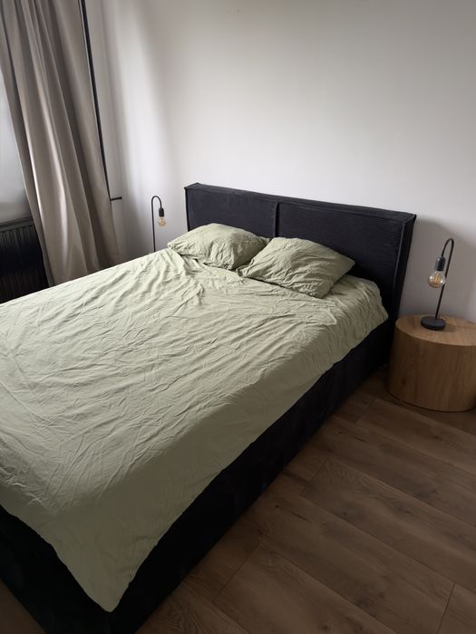 Łóżko tapicerowane czarne sztruksowe 140x200 cm Farese z pojemnikiem firmy Selsey