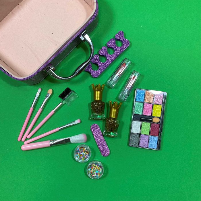 Детская косметика в чемодане венздей