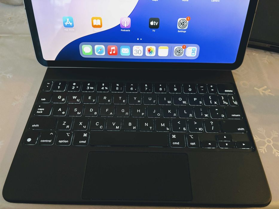 iPad 12.9 Pro 256GB 4th Gen, SIM + Magic Keyboard(case)